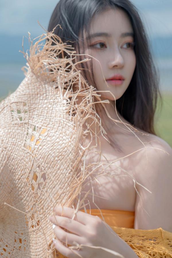 年年Nnian 年年  《年年-夏麓》湖畔草地黄色比基尼性感写真 清新女神大片第6张图片