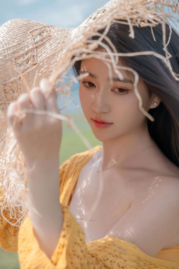 年年Nnian 年年  《年年-夏麓》湖畔草地黄色比基尼性感写真 清新女神大片第7张图片