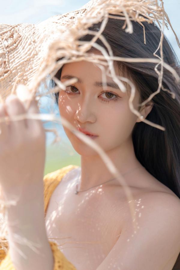 年年Nnian 年年  《年年-夏麓》湖畔草地黄色比基尼性感写真 清新女神大片第8张图片