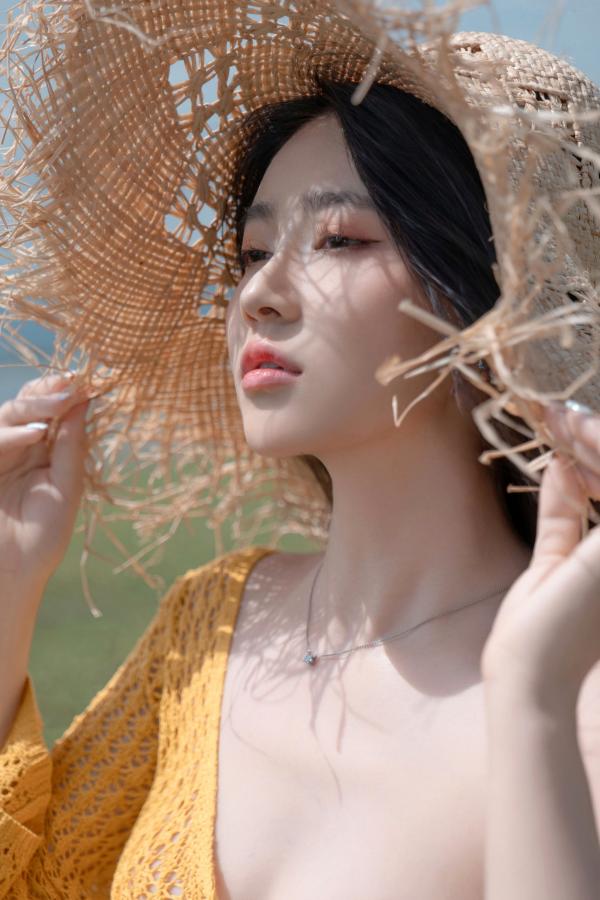 年年Nnian 年年  《年年-夏麓》湖畔草地黄色比基尼性感写真 清新女神大片第9张图片