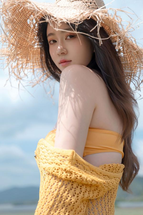 年年Nnian 年年  《年年-夏麓》湖畔草地黄色比基尼性感写真 清新女神大片第10张图片