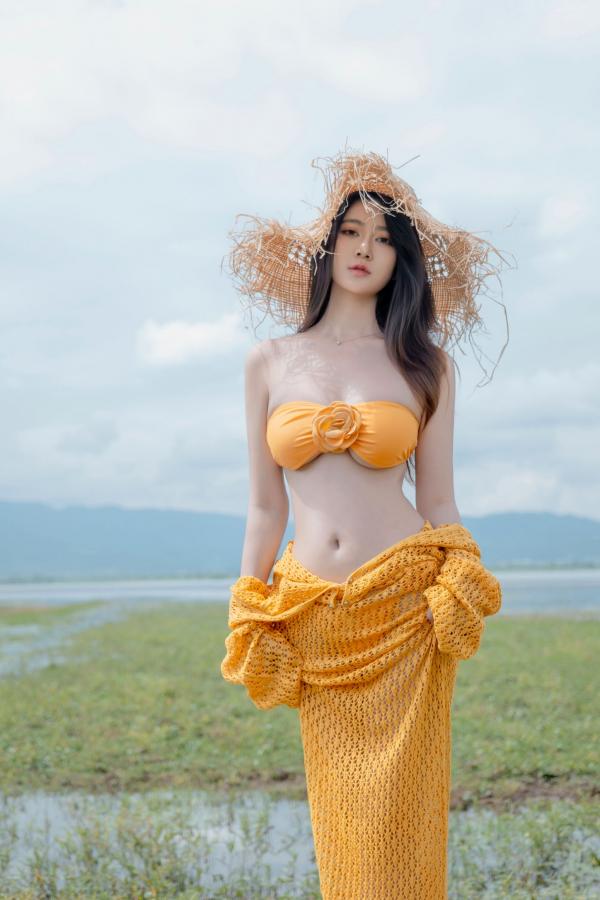 年年Nnian 年年  《年年-夏麓》湖畔草地黄色比基尼性感写真 清新女神大片第12张图片