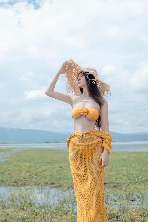 年年Nnian 年年  《年年-夏麓》湖畔草地黄色比基尼性感写真 清新女神大片第13张图片