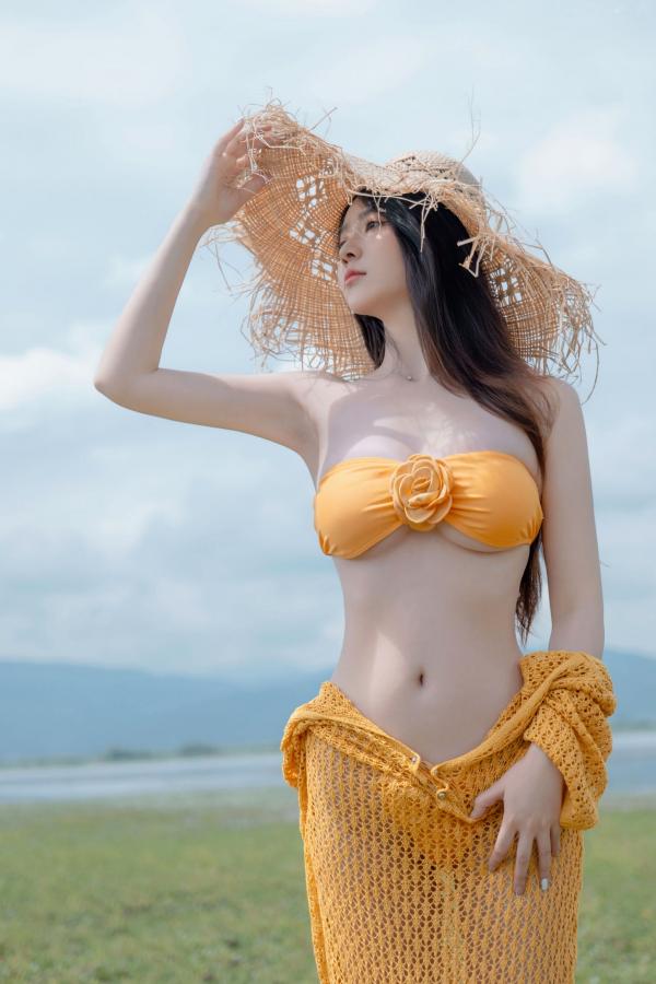 年年Nnian 年年  《年年-夏麓》湖畔草地黄色比基尼性感写真 清新女神大片第14张图片