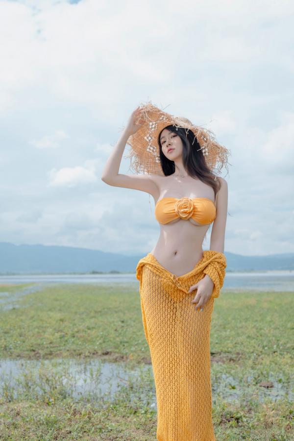 年年Nnian 年年  《年年-夏麓》湖畔草地黄色比基尼性感写真 清新女神大片第15张图片