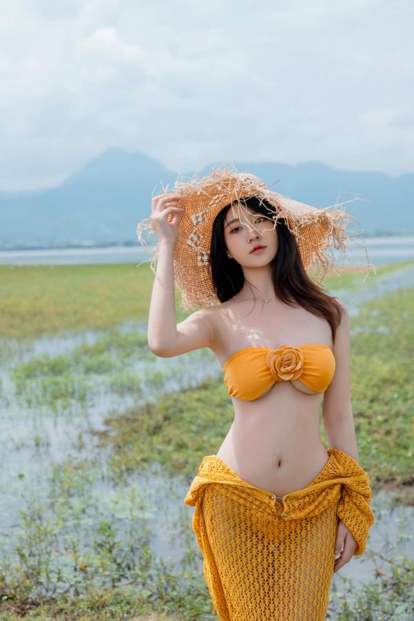 年年Nnian 年年  《年年-夏麓》湖畔草地黄色比基尼性感写真 清新女神大片第16张图片