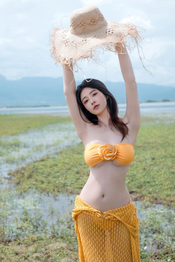 年年Nnian 年年  《年年-夏麓》湖畔草地黄色比基尼性感写真 清新女神大片第19张图片