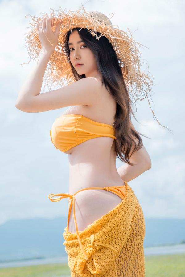 年年Nnian 年年  《年年-夏麓》湖畔草地黄色比基尼性感写真 清新女神大片第25张图片