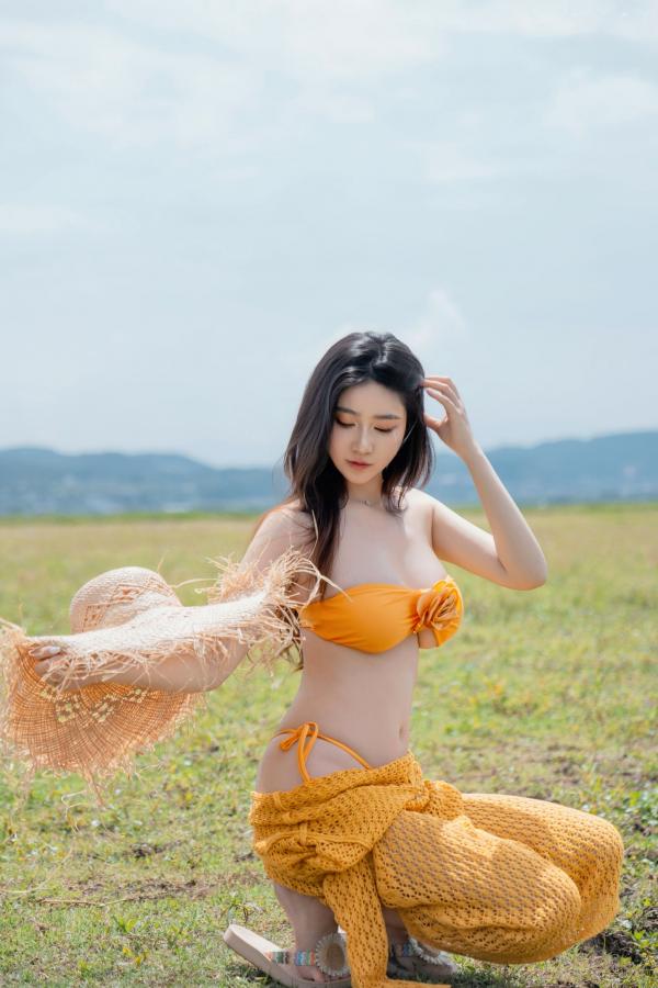 年年Nnian 年年  《年年-夏麓》湖畔草地黄色比基尼性感写真 清新女神大片第29张图片