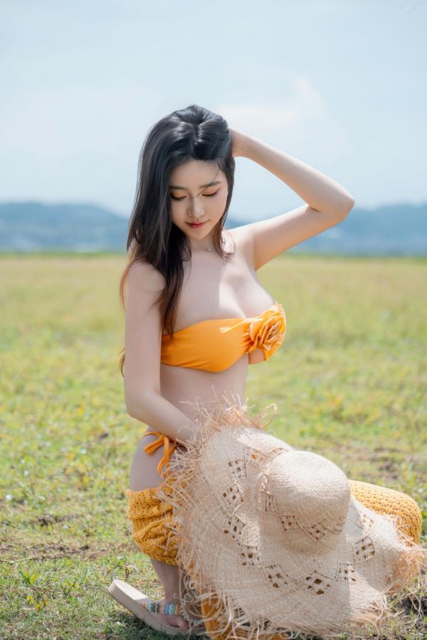 年年Nnian 年年  《年年-夏麓》湖畔草地黄色比基尼性感写真 清新女神大片第31张图片