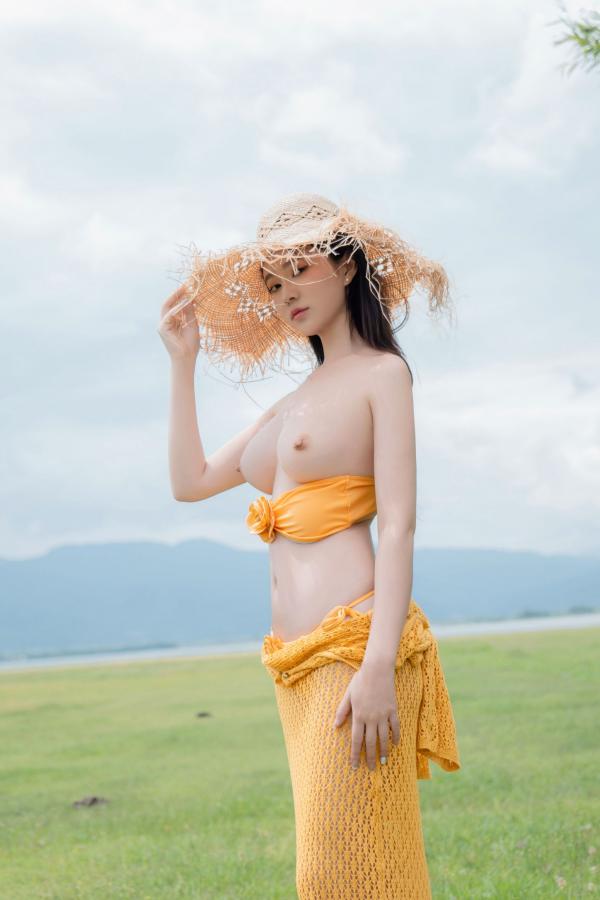 年年Nnian 年年  《年年-夏麓》湖畔草地黄色比基尼性感写真 清新女神大片第73张图片