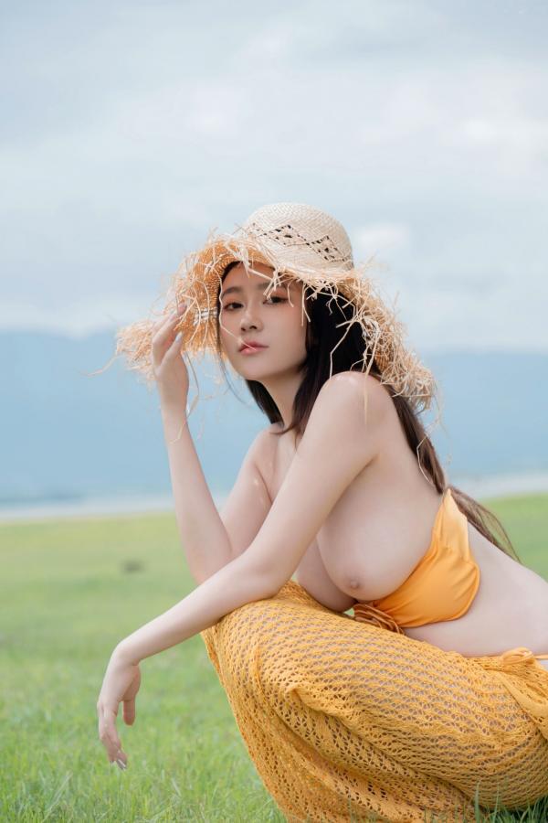 年年Nnian 年年  《年年-夏麓》湖畔草地黄色比基尼性感写真 清新女神大片第77张图片