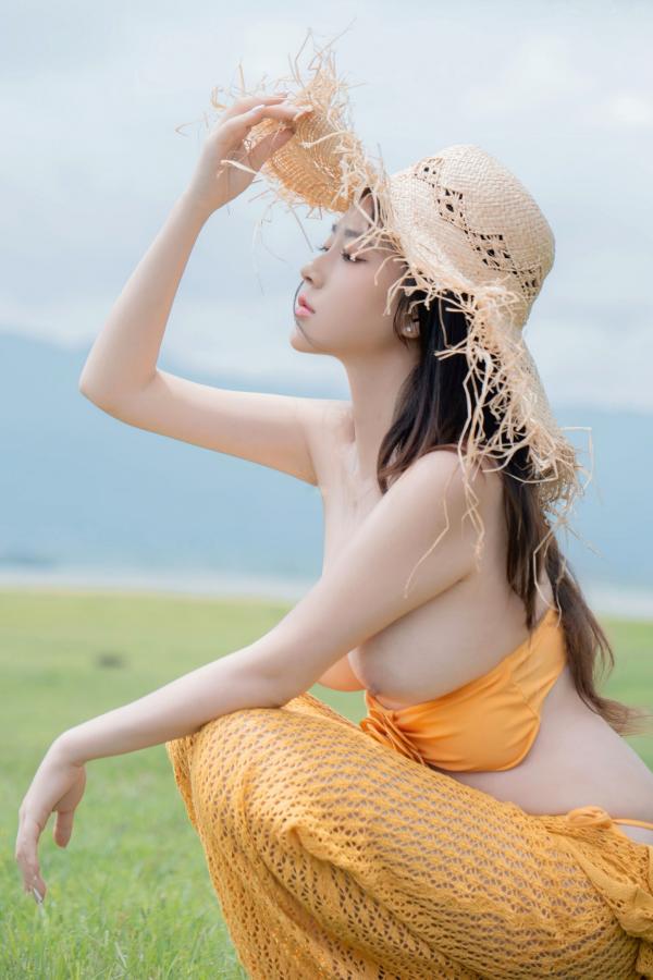 年年Nnian 年年  《年年-夏麓》湖畔草地黄色比基尼性感写真 清新女神大片第78张图片