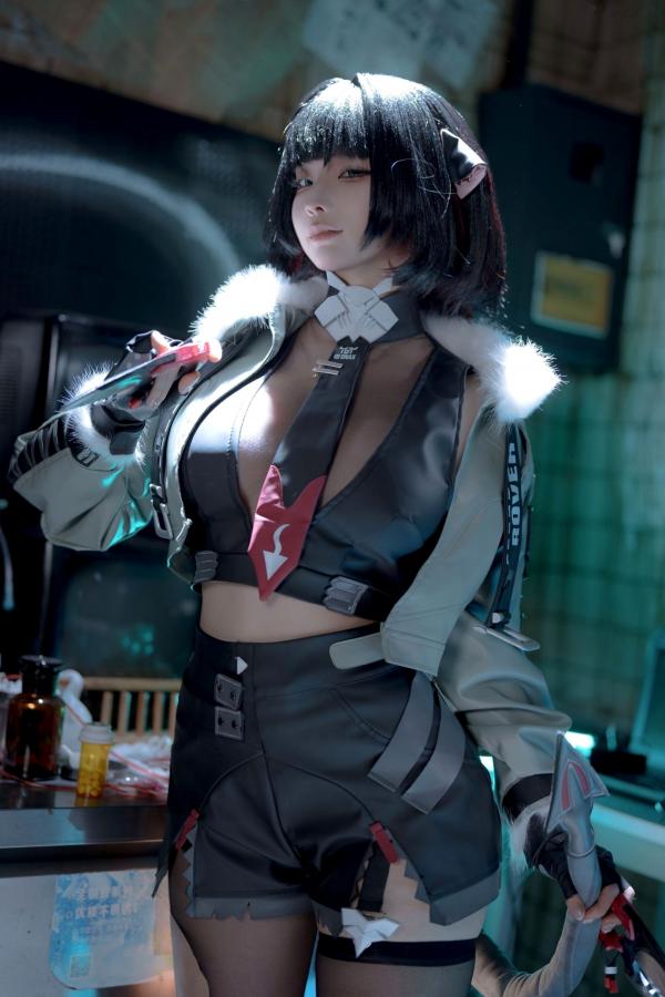 蠢沫沫  蠢沫沫《绝区零》简杜Cosplay写真：霓虹暗室性感破损连衣黑丝诱惑第1张图片