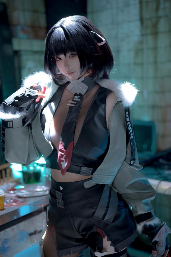 蠢沫沫  蠢沫沫《绝区零》简杜Cosplay写真：霓虹暗室性感破损连衣黑丝诱惑第2张图片