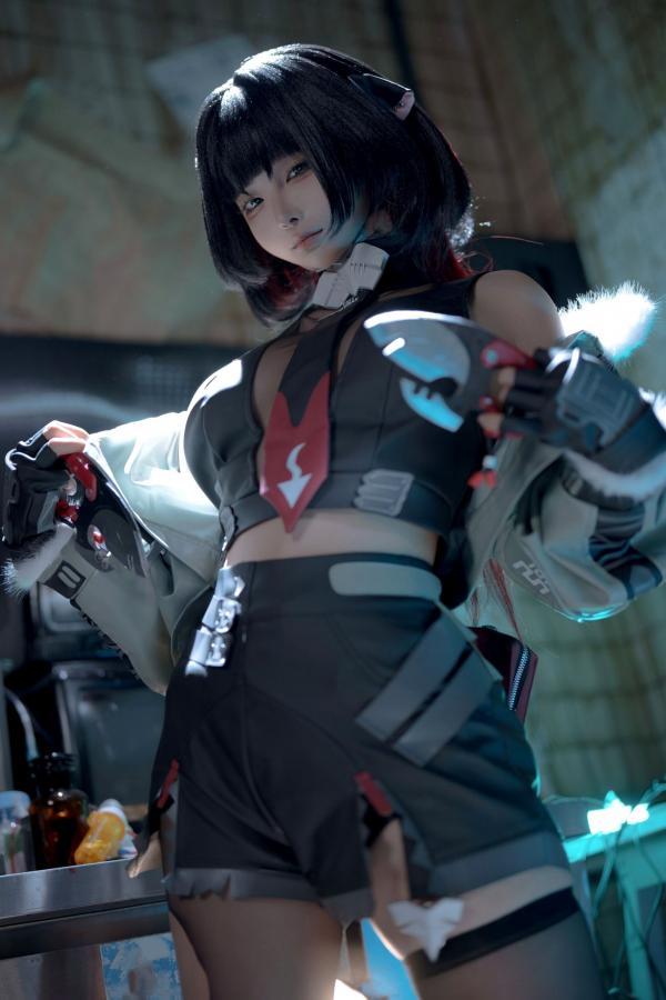 蠢沫沫  蠢沫沫《绝区零》简杜Cosplay写真：霓虹暗室性感破损连衣黑丝诱惑第3张图片