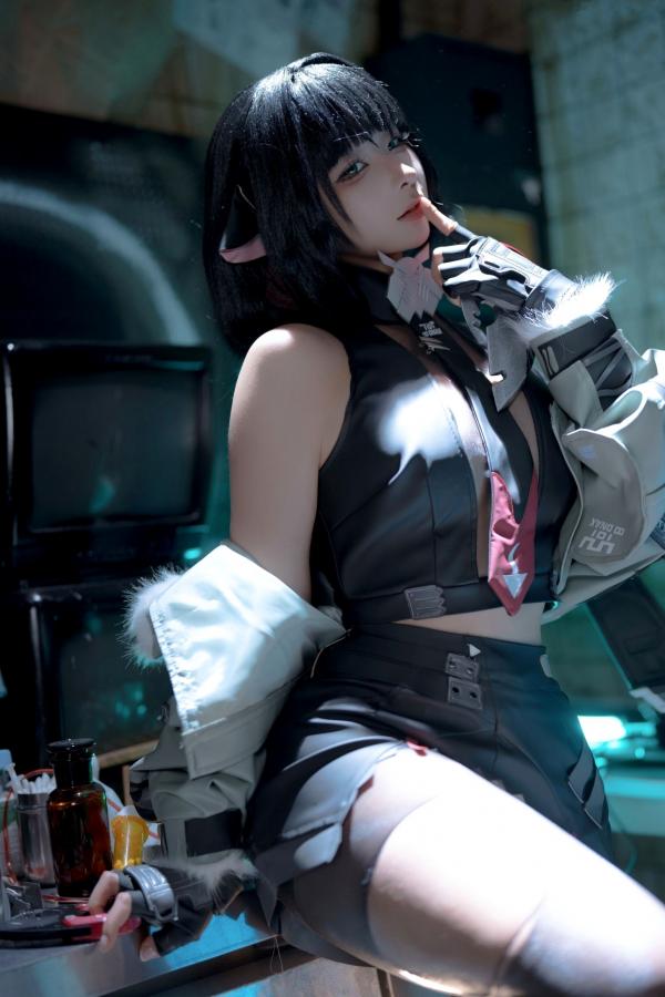 蠢沫沫  蠢沫沫《绝区零》简杜Cosplay写真：霓虹暗室性感破损连衣黑丝诱惑第6张图片