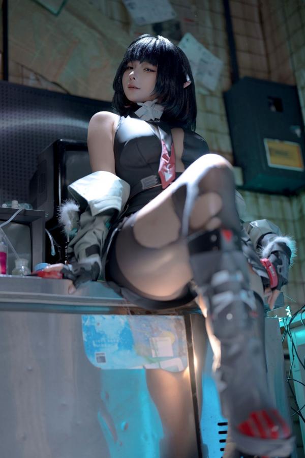 蠢沫沫  蠢沫沫《绝区零》简杜Cosplay写真：霓虹暗室性感破损连衣黑丝诱惑第7张图片