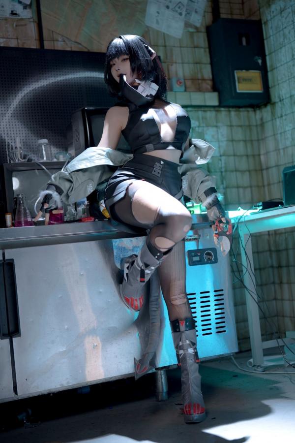蠢沫沫  蠢沫沫《绝区零》简杜Cosplay写真：霓虹暗室性感破损连衣黑丝诱惑第8张图片