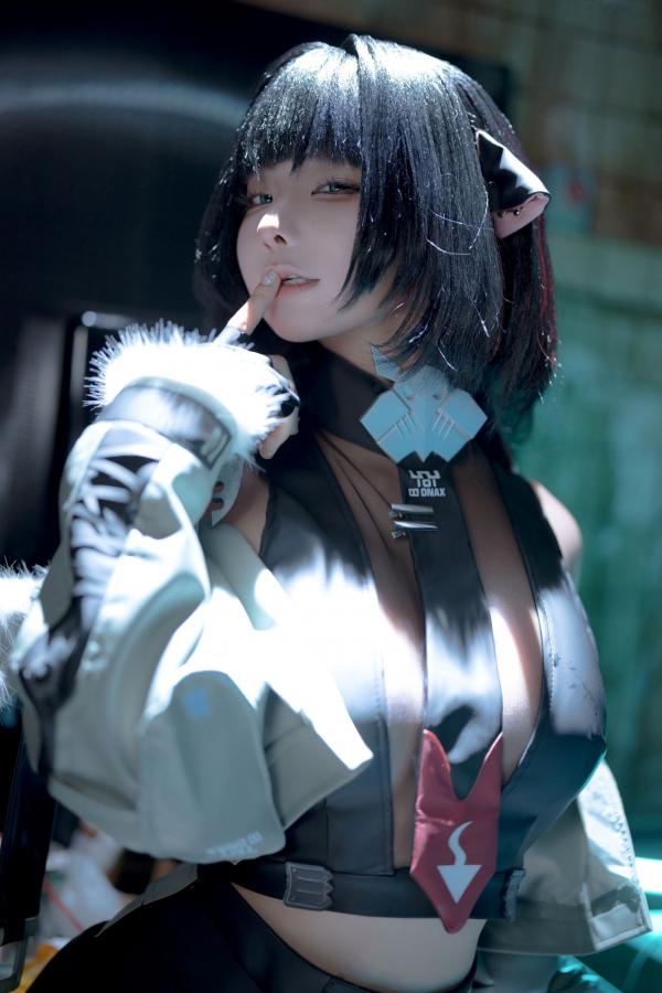 蠢沫沫  蠢沫沫《绝区零》简杜Cosplay写真：霓虹暗室性感破损连衣黑丝诱惑第9张图片