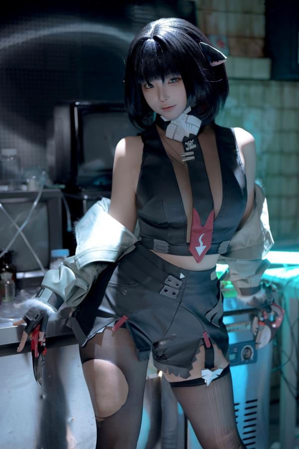蠢沫沫  蠢沫沫《绝区零》简杜Cosplay写真：霓虹暗室性感破损连衣黑丝诱惑第10张图片