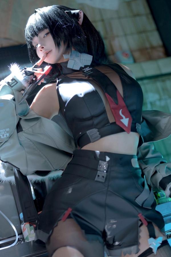蠢沫沫  蠢沫沫《绝区零》简杜Cosplay写真：霓虹暗室性感破损连衣黑丝诱惑第11张图片