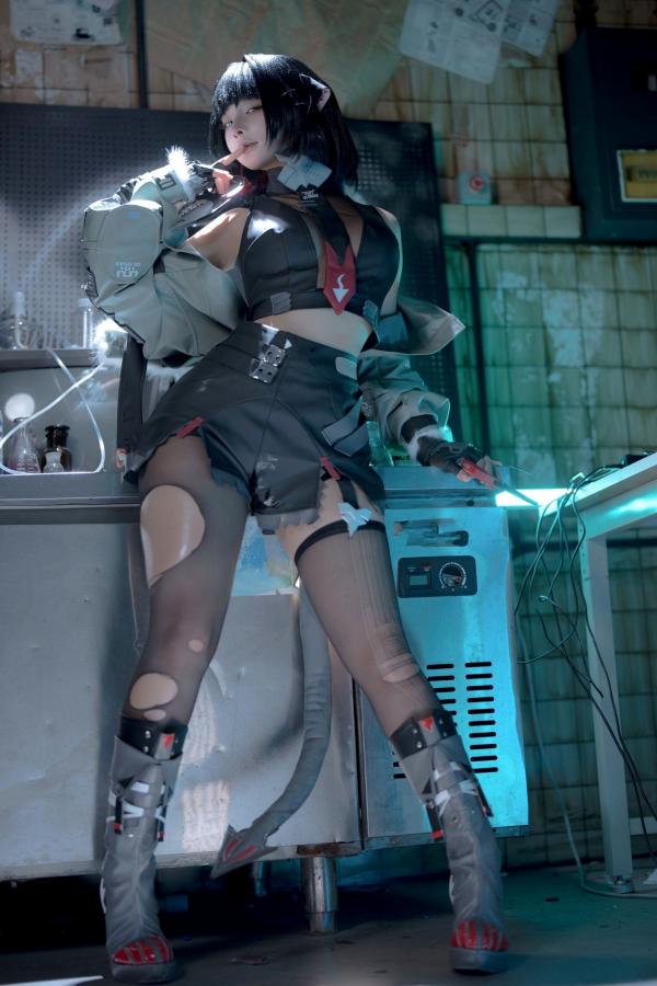 蠢沫沫  蠢沫沫《绝区零》简杜Cosplay写真：霓虹暗室性感破损连衣黑丝诱惑第12张图片