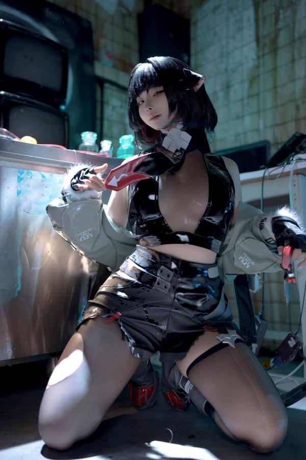蠢沫沫  蠢沫沫《绝区零》简杜Cosplay写真：霓虹暗室性感破损连衣黑丝诱惑第14张图片