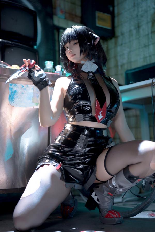 蠢沫沫  蠢沫沫《绝区零》简杜Cosplay写真：霓虹暗室性感破损连衣黑丝诱惑第16张图片