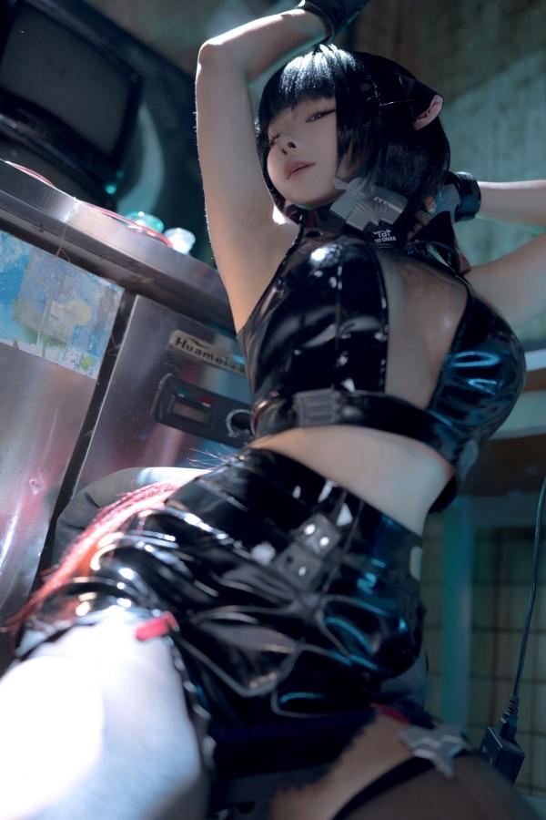 蠢沫沫  蠢沫沫《绝区零》简杜Cosplay写真：霓虹暗室性感破损连衣黑丝诱惑第19张图片