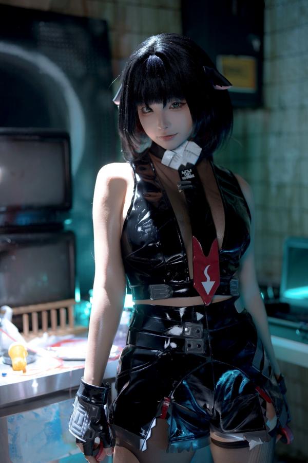 蠢沫沫  蠢沫沫《绝区零》简杜Cosplay写真：霓虹暗室性感破损连衣黑丝诱惑第20张图片