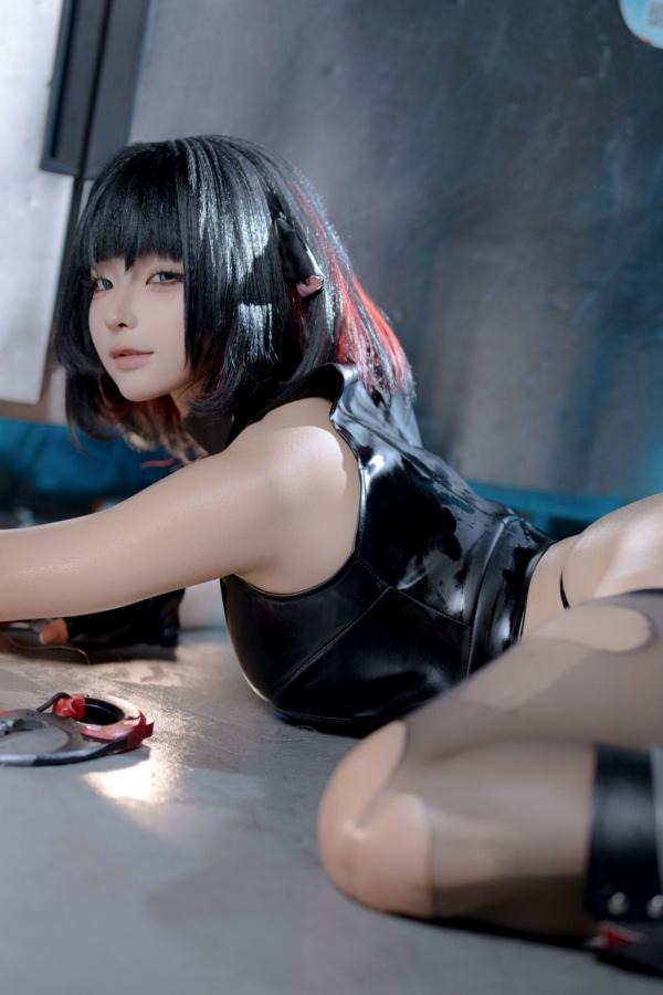 蠢沫沫  蠢沫沫《绝区零》简杜Cosplay写真：霓虹暗室性感破损连衣黑丝诱惑第51张图片