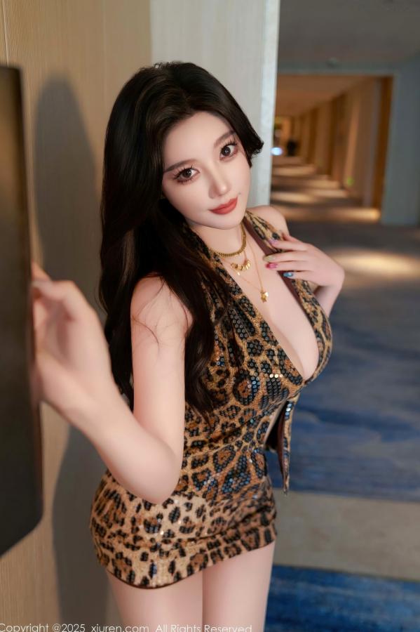  XiuRen秀人网-11094-CHENCHEN-豹纹短裙-轻透黑纱性感室内私房写真第2张图片