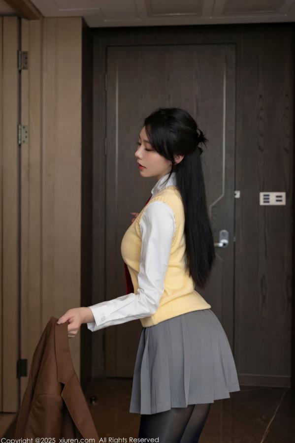    XiuRen秀人网 NO.11087 安然anran - 极品女神室内私房学生装白衬衫黑袜诱惑写真第9张图片