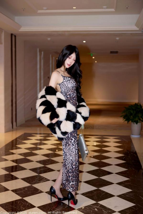   《XiuRen秀人网-11082-玥儿玥er-豹纹吊带长裙-性感野性私房美腿写真-2025.12.08》第10张图片
