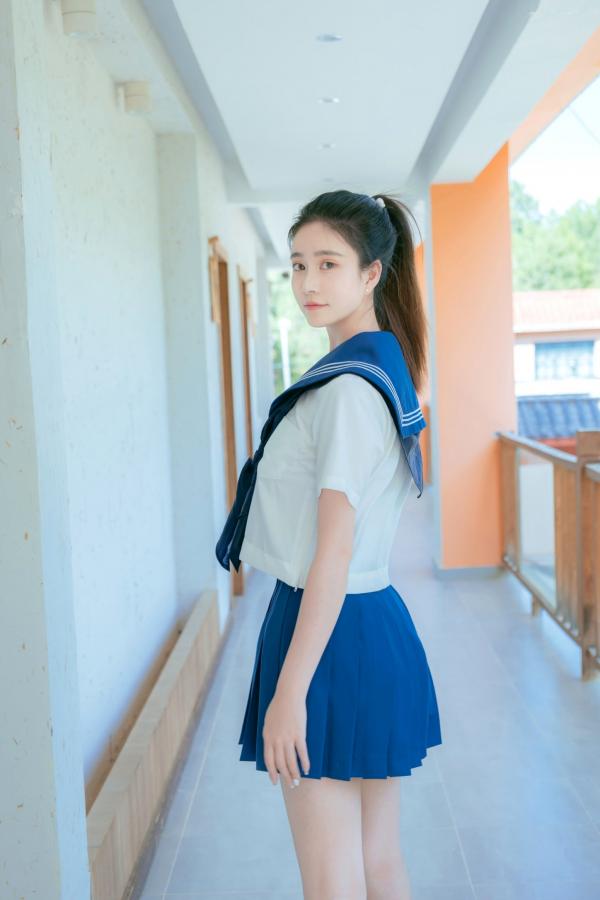 年年Nnian 年年  年年《泡沫之夏JK》日系水手服蓝天屋顶户外清纯大尺度写真第2张图片