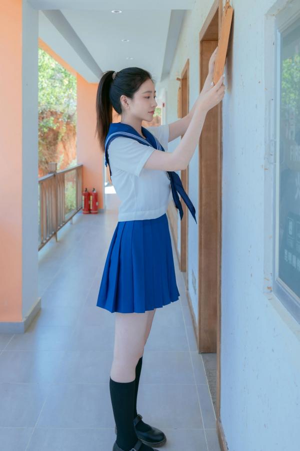 年年Nnian 年年  年年《泡沫之夏JK》日系水手服蓝天屋顶户外清纯大尺度写真第4张图片