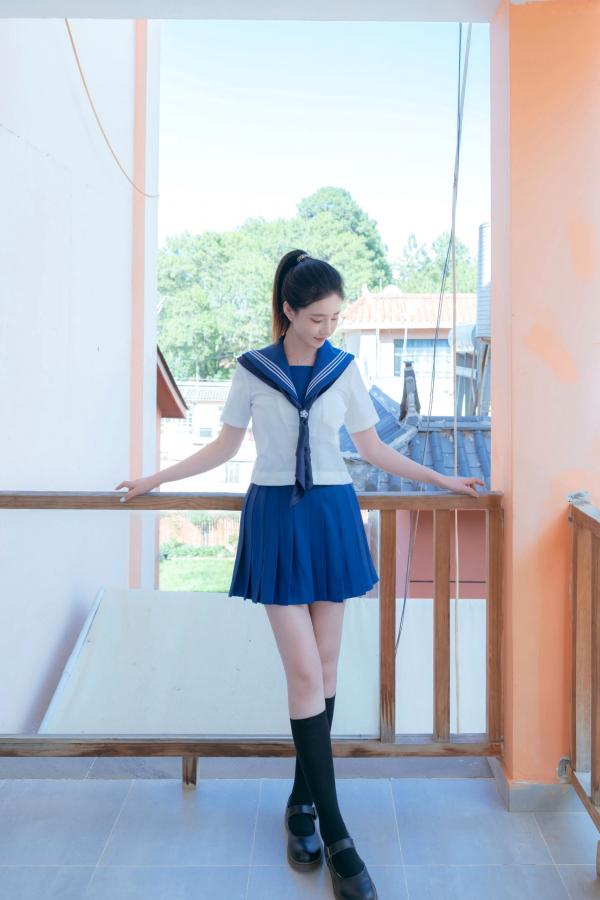 年年Nnian 年年  年年《泡沫之夏JK》日系水手服蓝天屋顶户外清纯大尺度写真第5张图片