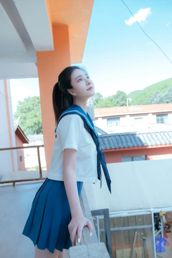 年年Nnian 年年  年年《泡沫之夏JK》日系水手服蓝天屋顶户外清纯大尺度写真第6张图片