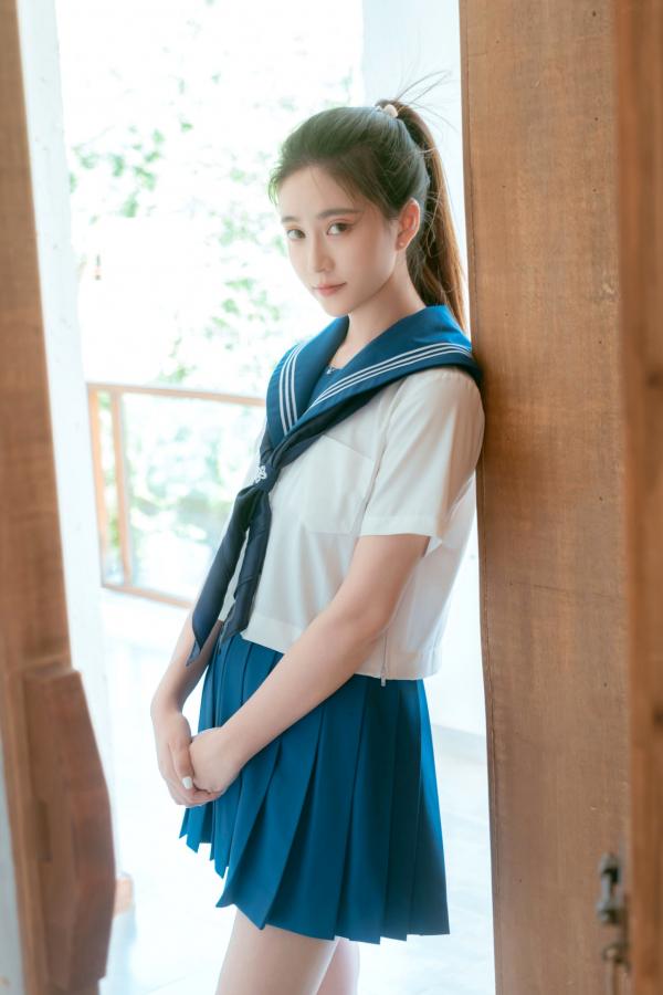 年年Nnian 年年  年年《泡沫之夏JK》日系水手服蓝天屋顶户外清纯大尺度写真第8张图片