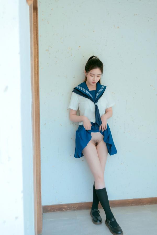 年年Nnian 年年  年年《泡沫之夏JK》日系水手服蓝天屋顶户外清纯大尺度写真第17张图片