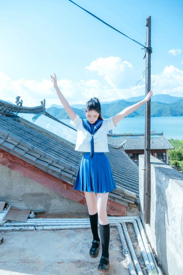 年年Nnian 年年  年年《泡沫之夏JK》日系水手服蓝天屋顶户外清纯大尺度写真第24张图片