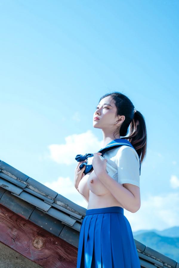 年年Nnian 年年  年年《泡沫之夏JK》日系水手服蓝天屋顶户外清纯大尺度写真第32张图片