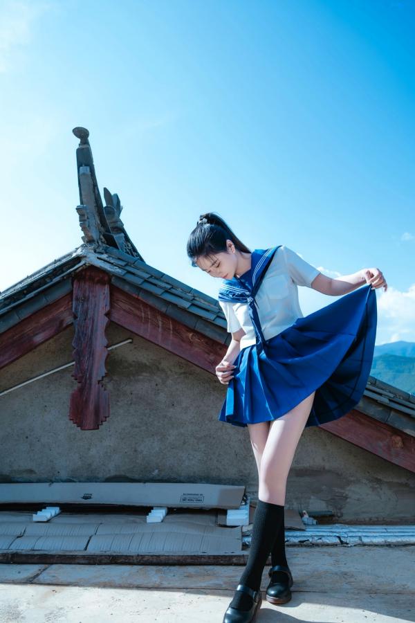 年年Nnian 年年  年年《泡沫之夏JK》日系水手服蓝天屋顶户外清纯大尺度写真第35张图片