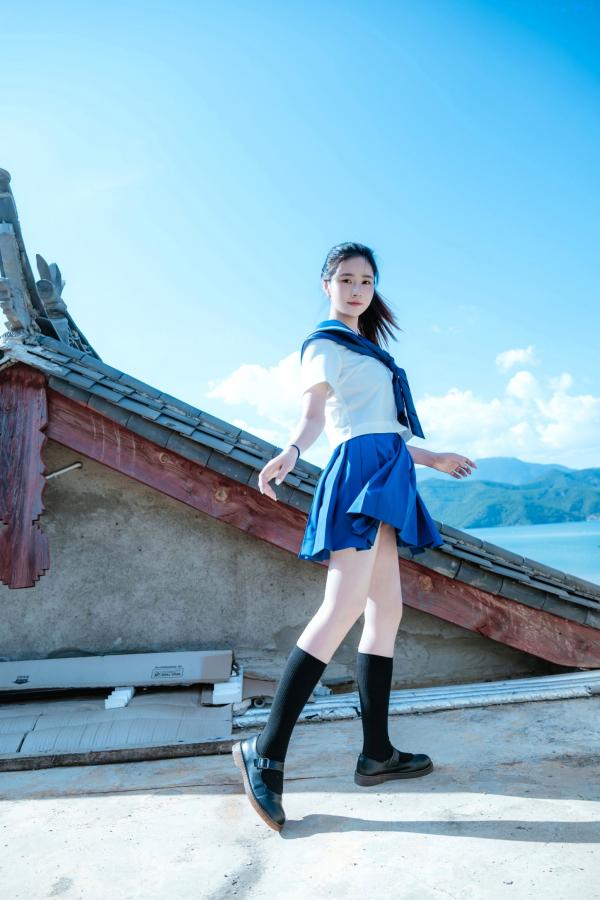 年年Nnian 年年  年年《泡沫之夏JK》日系水手服蓝天屋顶户外清纯大尺度写真第37张图片