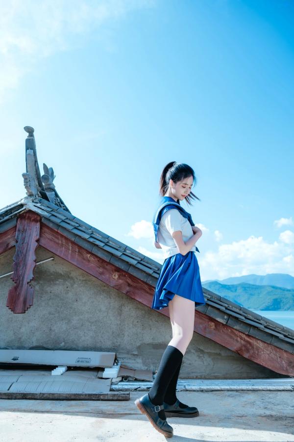 年年Nnian 年年  年年《泡沫之夏JK》日系水手服蓝天屋顶户外清纯大尺度写真第39张图片