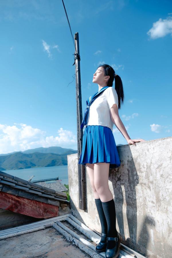 年年Nnian 年年  年年《泡沫之夏JK》日系水手服蓝天屋顶户外清纯大尺度写真第49张图片