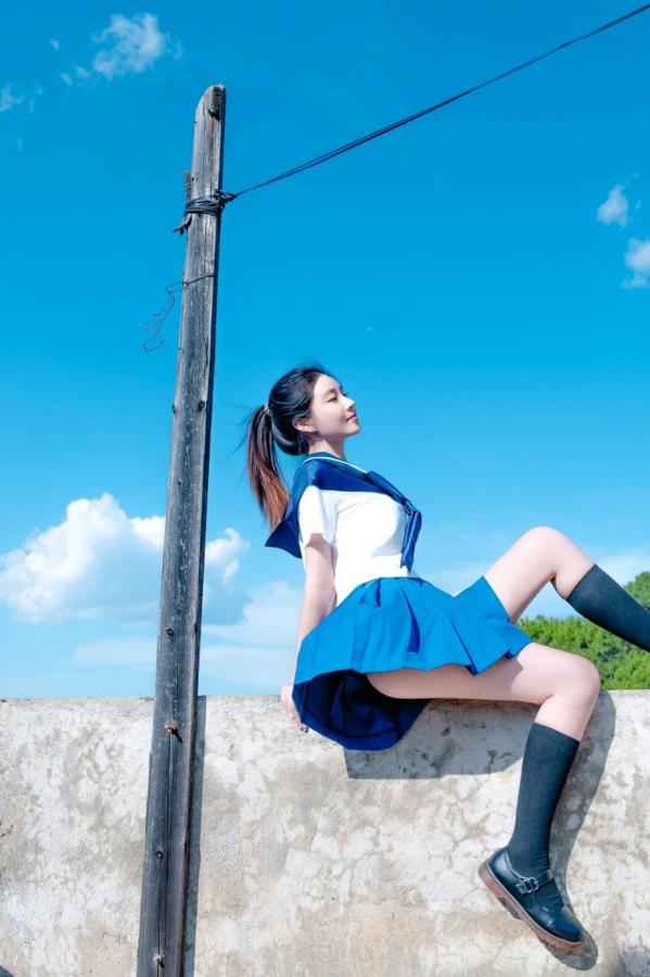年年Nnian 年年  年年《泡沫之夏JK》日系水手服蓝天屋顶户外清纯大尺度写真第53张图片
