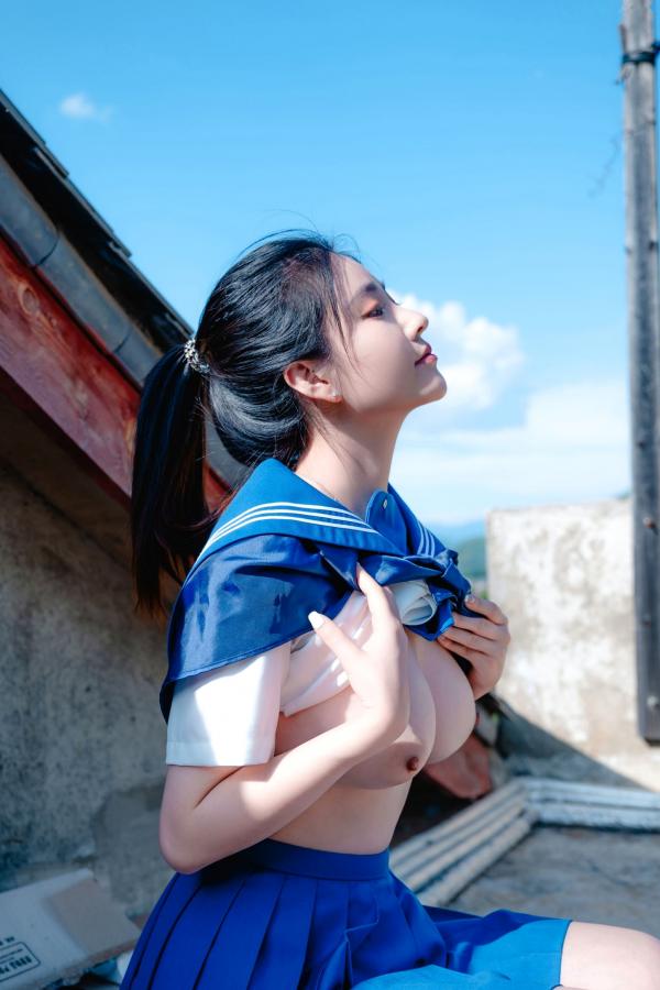 年年Nnian 年年  年年《泡沫之夏JK》日系水手服蓝天屋顶户外清纯大尺度写真第62张图片