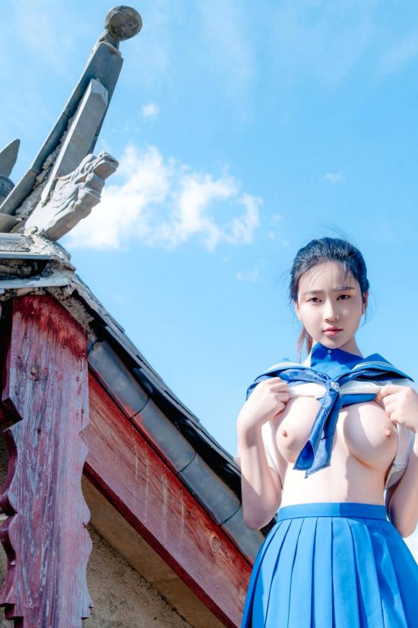 年年Nnian 年年  年年《泡沫之夏JK》日系水手服蓝天屋顶户外清纯大尺度写真第63张图片